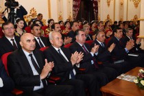 Лидер нации Эмомали Рахмон во Дворце культуры «Сугдиён» принял участие в праздничном концерте