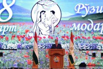 8 марта в Таджикистане чествуют матерей