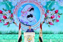 Лидер нации Эмомали Рахмон принял участие в праздничном собрании по случаю Дня матери