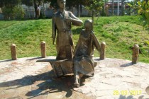 В Худжанде установили памятник в честь героев фильма «Я встретил девушку»