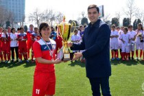 Душанбинские футболистки выиграли турнир, посвященный Дню матери