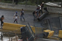 В Венесуэле протестующие свалили и подожгли памятник Уго Чавесу