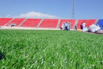 На Центральном стадионе Гиссара стелят искусственный газон