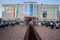 Президент страны Эмомали Рахмон открыл школу в городе Вахдате