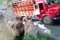 В Румынии армейский грузовик упал в ущелье