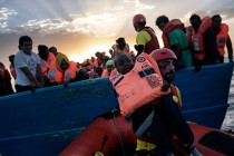 У берегов Испании за сутки спасли более 400 нелегальных мигрантов