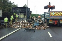 В Великобритании на шоссе загорелся грузовик с шоколадными батончиками от «Nestle»
