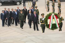 Президент Республики Таджикистан Эмомали Рахмон возложил венок к памятнику «Народных героев» Китайской Народной Республики