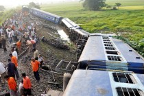В Индии число пострадавших при сходе поезда с рельсов выросло до 74-х человек