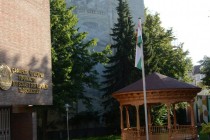 Установка национального павильона во дворе Посольства Таджикистана в Германии