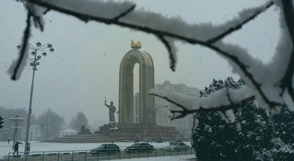 Погода города душанбе на 10. Снег в Душанбе. Снег в Согдийской области. Таджикистан пасмурно. Погода ночью в Душанбе.