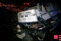 В Азербайджане в результате падения в реку автобуса пострадали  20 человек