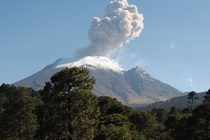 Вулкан Попокатепетль выбросил столб пепла на высоту три тысячи метров