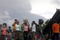 Сотни туристов застряли на Бали из-за извержения вулкана