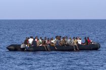 В западной акватории Ливии перевернулось судно с нелегальными мигрантами, более 100 человек пропали без вести