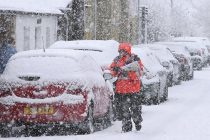 В Великобритании снегопад парализовал воздушный и ж/д транспорт