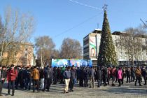 На главной площади Худжанда установили 18-метровую новогоднюю елку