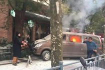 В Шанхае фургон въехал в толпу пешеходов