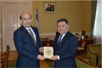 Посол Таджикистана в Германии подарил книгу «Бахористон» Абдуррахмана Джами Послу Узбекистана