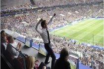 Фото дня: президент Франции радуется победе в финале ЧМ-2018