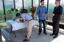 Таджикистанцы выражают солидарность и несут цветы к посольству США