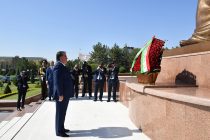 Возложение венка Лидером нации Эмомали Рахмоном к подножию монумента «Независимость и гуманизм» Республики Узбекистан