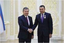 Шавкат Мирзиёев вручил государственные награды Узбекистана группе государственных деятелей, представителей сферы науки, образования и культуры Таджикистана
