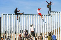 Первые беженцы попытались перелезть через ограждение на границе Мексики и США