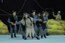 Таджикские артисты показали кыргызским зрителям спектакль «Плаха», поставленный по роману Ч. Айтматова
