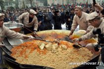 В ДУШАНБЕ В ОГРОМНОМ КАЗАНЕ ПРИГОТОВИЛИ ТОННУ ПЛОВА! Первый Фестиваль «Оши палав» в столице Таджикистана прошел интересно, насыщенно и вкусно