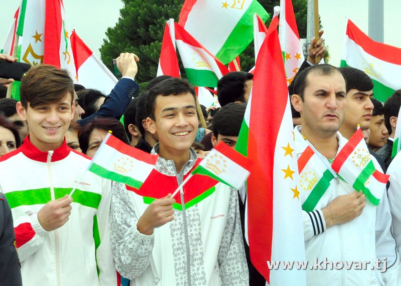 Таджиков поставили. Парчами Таджикистан. Парчам Таджикистан в Душанбе. День национального флага Таджикистана. Флаг Таджикистана с человеком.