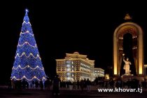 ДУШАНБЕ, ГЛАВНАЯ ПЛОЩАДЬ, ВЕЧЕР. ВСЕ ЛЮБУЮТСЯ И ВОСХИЩАЮТСЯ  ЗИМНЕЙ  КРАСАВИЦЕЙ.  Столица Таджикистана  первой в Центральной Азии установила новогоднюю ёлку