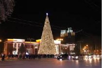 ДУШАНБИНСКАЯ ЁЛКА ПО СВОЕЙ ВЫСОТЕ ПРЕВЗОШЛА МОСКОВСКУЮ!  Новогодняя ёлка столицы Таджикистана вошла в десятку лучших в СНГ