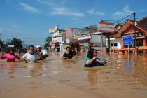 Восемь человек погибли, несколько тысяч были эвакуированы из-за наводнений и оползней в Индонезии
