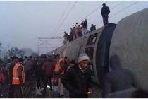 В Индии на скорости перевернулся пассажирский поезд