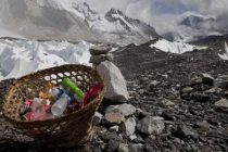 Туристам временно закрыли доступ на Эверест из-за мусора
