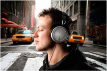 ВОЗ: более 1 млрд человек могут потерять слух из-за громкой музыки в наушниках
