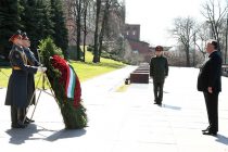 Президент Республики Таджикистан Эмомали Рахмон возложил венок к Могиле Неизвестного Cолдата в Москве  Российской Федерации