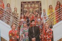 Ведущие модельеры мира диктуют свои тенденции, но индустрия таджикской моды им не подвластна. Атлас, адрас и вышивка чакан будут в моде всегда