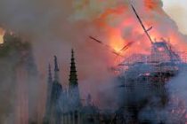 Здание собора Парижской Богоматери сильно повреждено от пожара