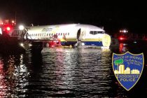 Пассажирский самолёт Boeing 737 упал в реку в США
