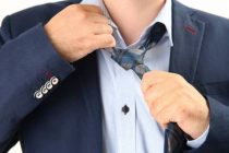 В Японии служащим разрешили приходить на работу без галстуков