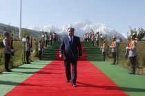 Президент страны Эмомали Рахмон принял участие в открытии  площади Государственного флага и Государственного герба и ознакомился с ходом строительства парка культуры и отдыха в Таджикабадском районе