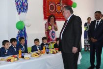 Лидер нации открыл центр обслуживания и вручил подарки сиротам в Нурободском районе
