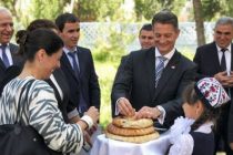 «ЧИТАЕМ ВМЕСТЕ».  Правительство США взаимодействует с Правительством Таджикистана  по  привлечению детей и подростков к книге и книгочтению