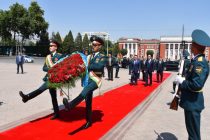 Премьер-министр Казахстана Аскар Мамин возложил венок к памятнику Исмоилу Сомони в Душанбе