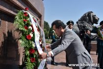 Премьер-министр Республики Корея Ли Нак Ён возложил венок к памятнику Исмоилу Сомони в Душанбе
