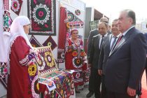 Президент Таджикистана Эмомали Рахмон посетил выставку народных ремёсел и туризма в Ховалингском районе