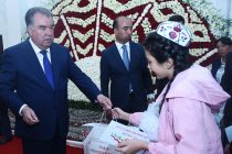 Лидер нации Эмомали Рахмон вручил подарки 100 круглым сиротам Согдийской области