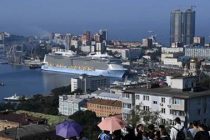Гигантский лайнер с пятью тысячами туристов из Китая зашел во Владивосток
